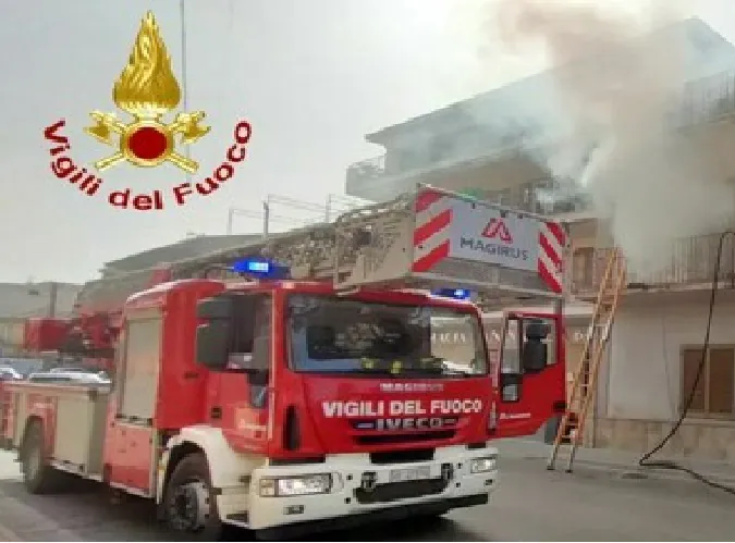 Appartamento in fiamme: i vicini lanciano l’allarme