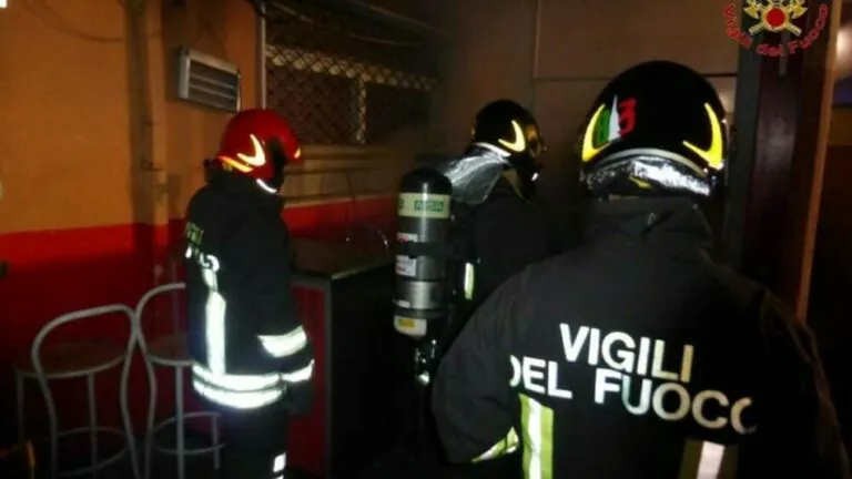 Paura in paese, scoppia la canna fumaria: villetta in fiamme