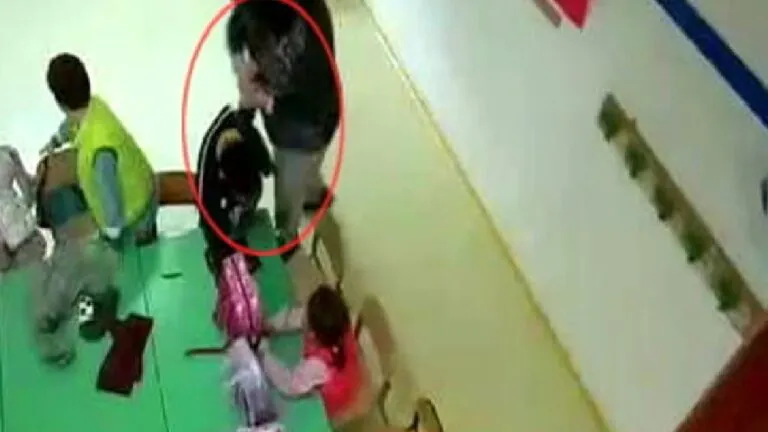 Maltrattamenti sugli alunni, insegnante cacciata dai carabinieri