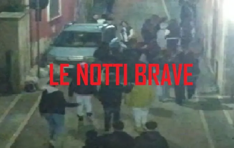 IL VIDEO. Le folli notti in centro, assalto ai cortili: urinano contro case e minacciano residenti