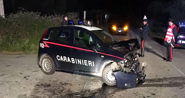 Si schiantano contro carabinieri, choc sulla Statale: 4 feriti