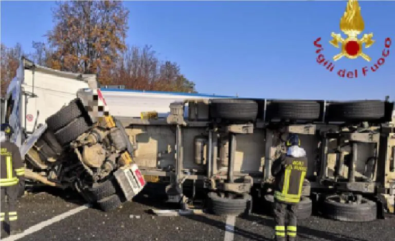 Si ribalta col camion sull’A1: muore a 48 anni. Vittima identificata