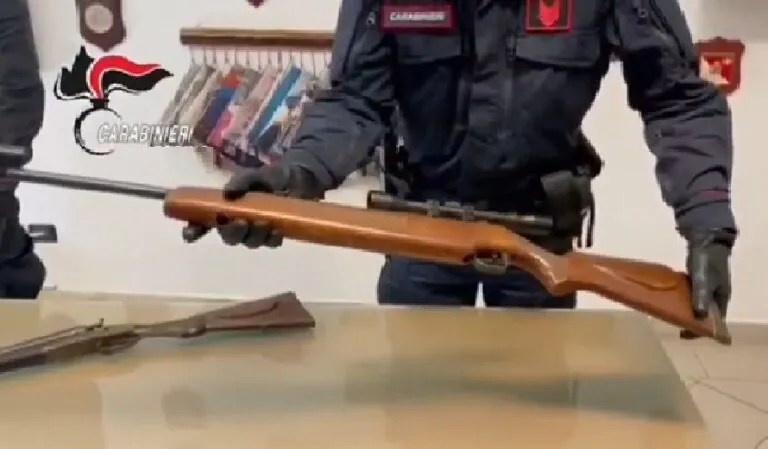 Giovane centrato da una fucilata mentre va a funghi