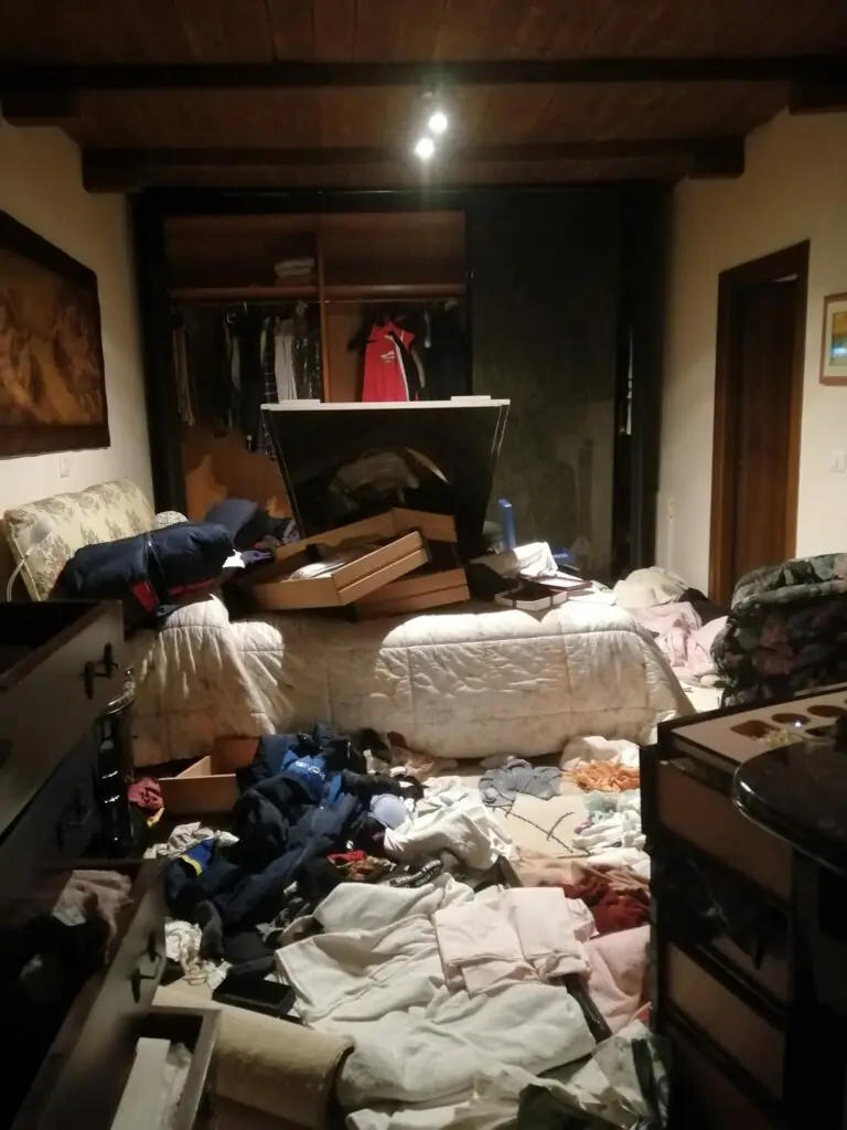 Colpo da migliaia euro in casa, ladri sfondano pure portone blindato. FOTO