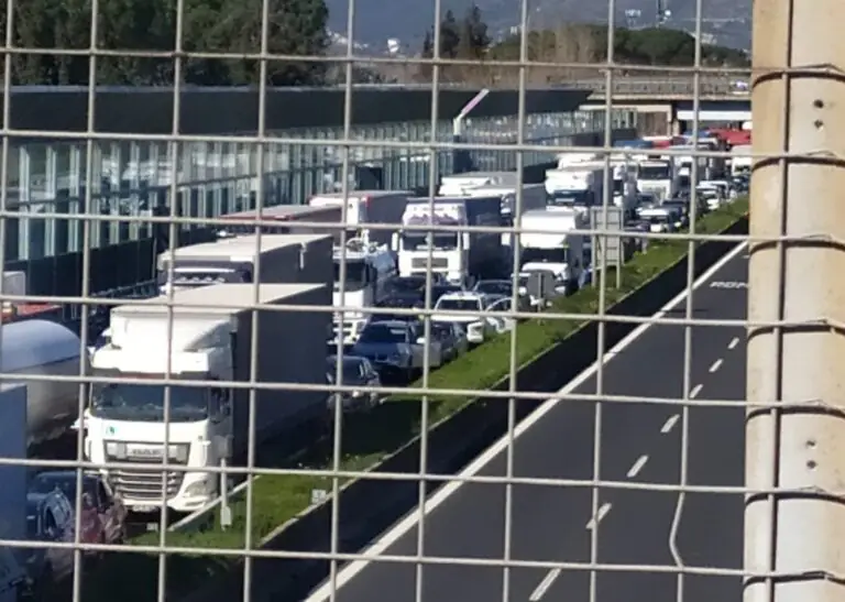 Tamponamento a catena in A1, 4 feriti
