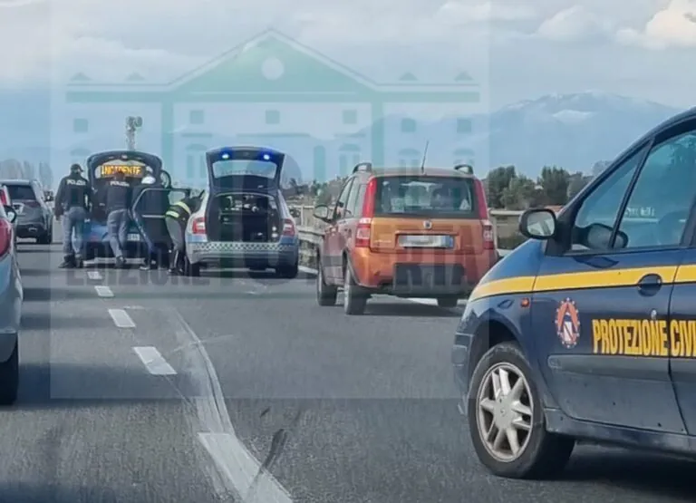 Travolta da uno scooter, caos e tensione dopo l’incidente