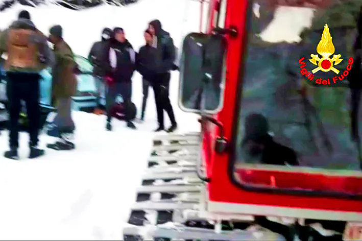 Dodici ragazzi restano bloccati sulla neve dopo tempesta