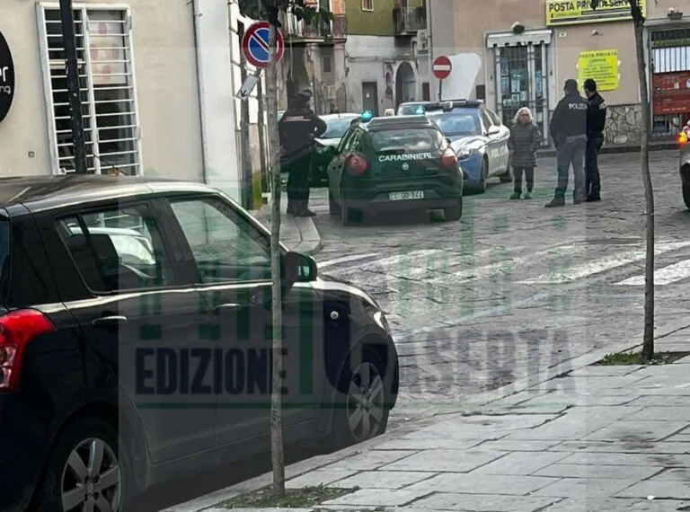 Si barrica in casa e vuole far esplodere tutto: piazza sotto assedio. FOTO E VIDEO