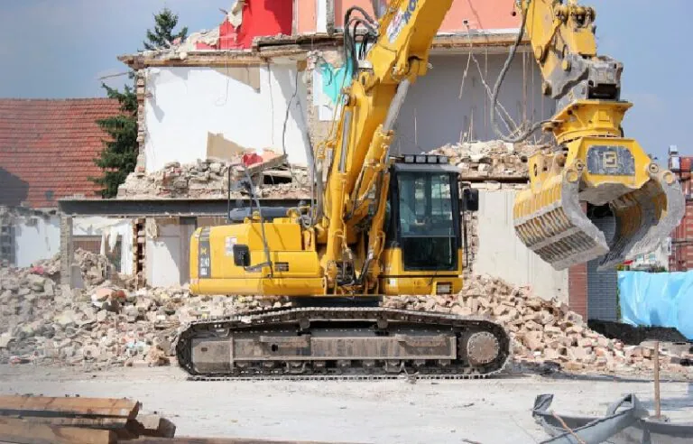 Ruspe in azione, abbattute cinque case al mare