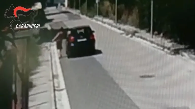 Finta richiesta di aiuto e poi il colpo: strappata una collana