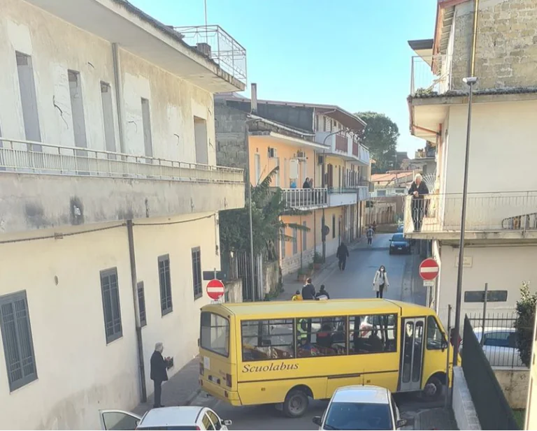 Scuolabus e auto bloccate davanti alla scuola da un parcheggio “selvaggio”