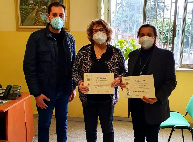 Progetto di educazione stradale, il vicesindaco Sorbo consegna gli attestati di partecipazione alla dirigente scolastica Massaro