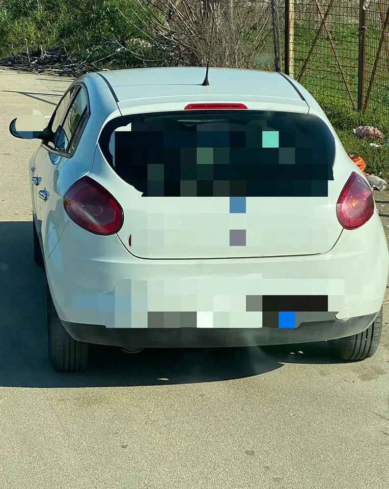 Lancia sacchetto d’immondizia dall’auto: identificato e sanzionato