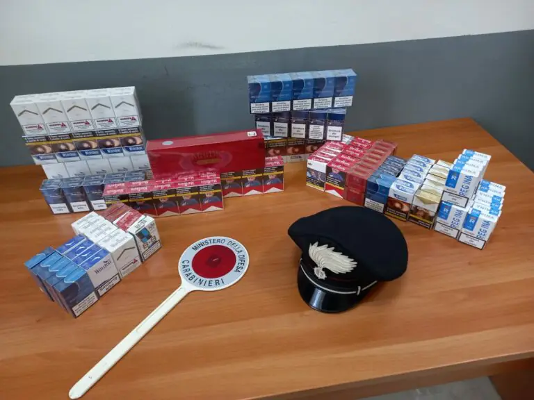 Approfitta della sosta per lo shopping e gli ruba 20 chili di sigarette: stanato
