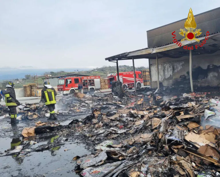 Incendio divampa nella fabbrica di cialde per il caffè. FOTO