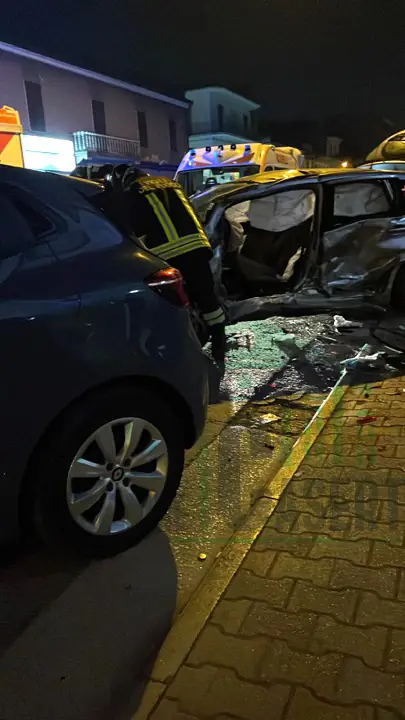 Terribile incidente nella notte sull’Appia: 3 auto coinvolte
