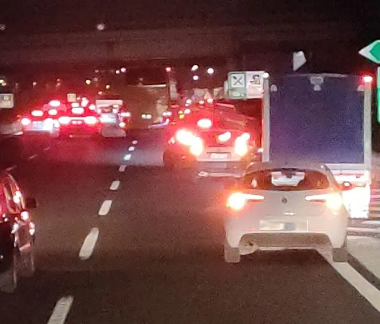 Camionisti, la notte dei blocchi: due autostrade paralizzate. VIDEO