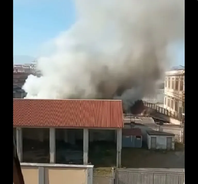 Paura nel cuore della città, deposito in fiamme. IL VIDEO