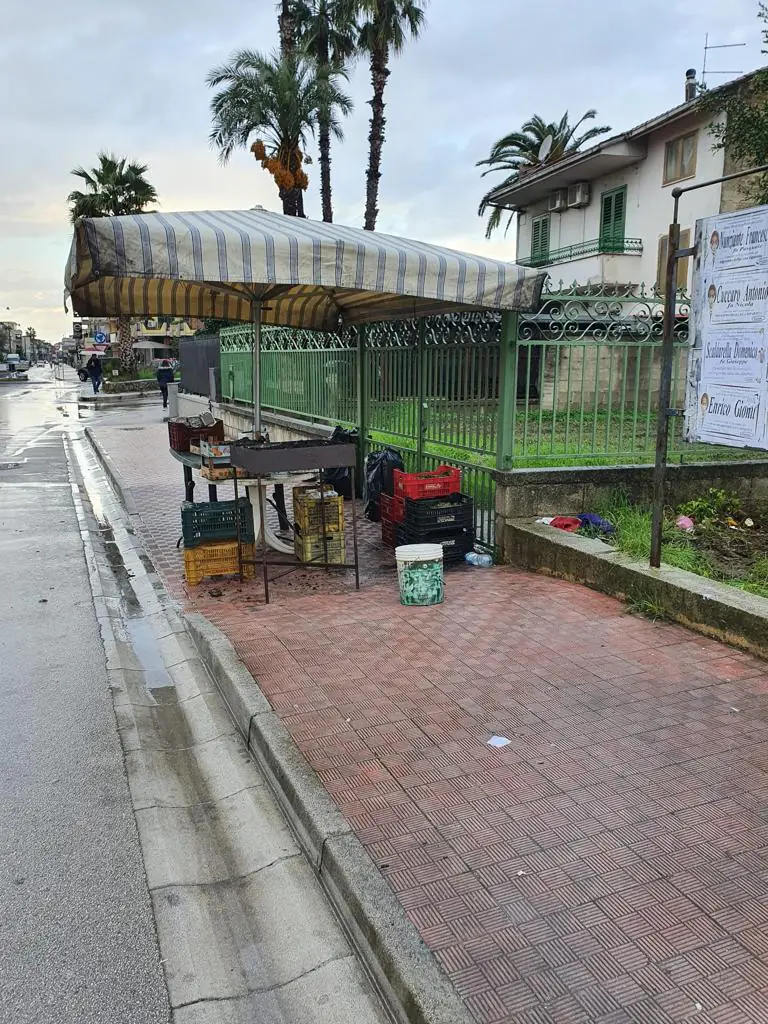Sorpreso a vendere carciofi, si cosparge di alcol: “Mi do fuoco”. LE FOTO