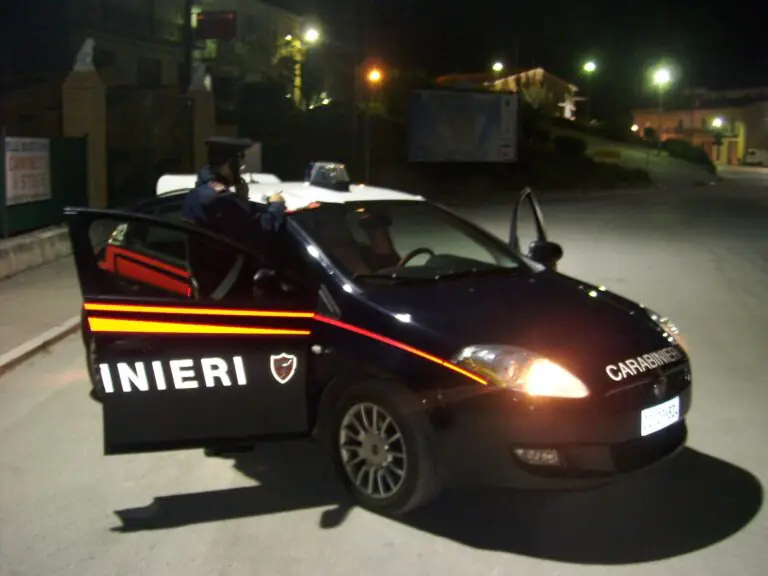 Li scoprono su un furgone rubato e si danno alla fuga
