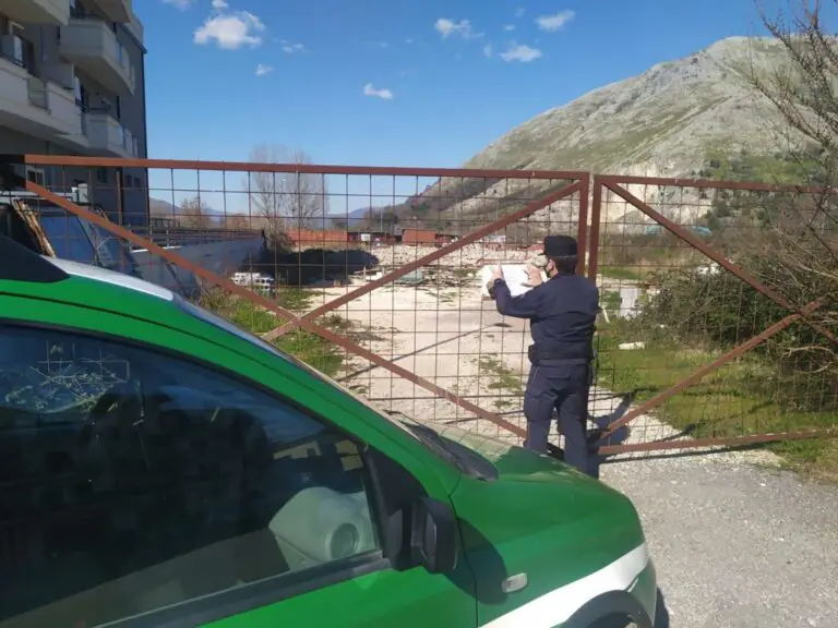 Militari sequestrano il deposito di una ditta di costruzioni. FOTO
