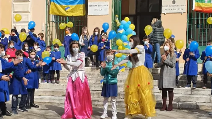 In fuga dalla guerra, la piccola Veronica accolta nella scuola della Valle – Video