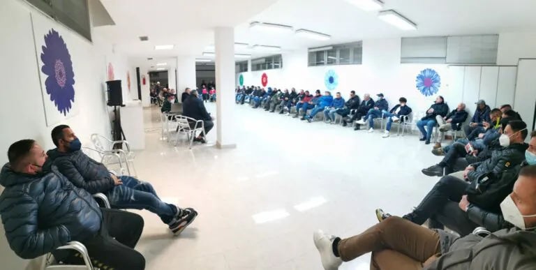 Da lunedì supermercati vuoti e strade paralizzate: “Tir fermi fino a quando benzina non scende”