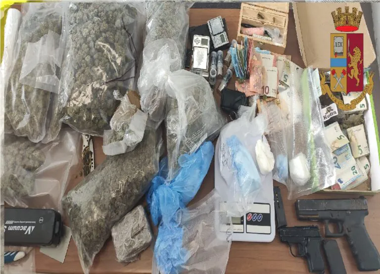 Centrale della droga in un condominio: trovati 2 chili e mezzo e pistola, scatta arresto. FOTO