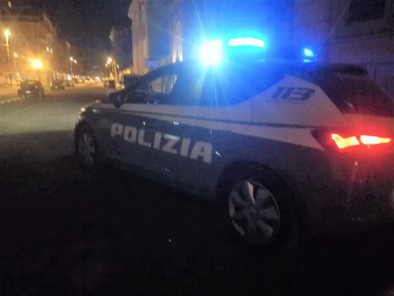 Semina il panico durante manifestazione e ferisce poliziotto