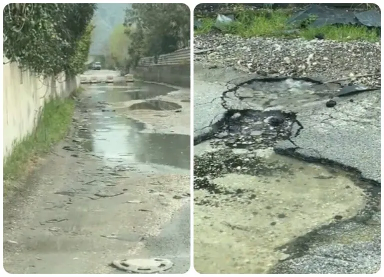 Strada disseminata di buche e inondata d’acqua a causa di una perdita: chiesto intervento urgente