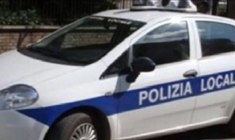 Beccata alla guida senza patente, finisce nei guai