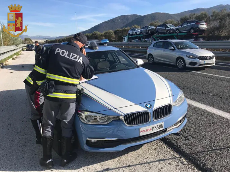 Ricercato incappa in un controllo in autostrada e viene fermato