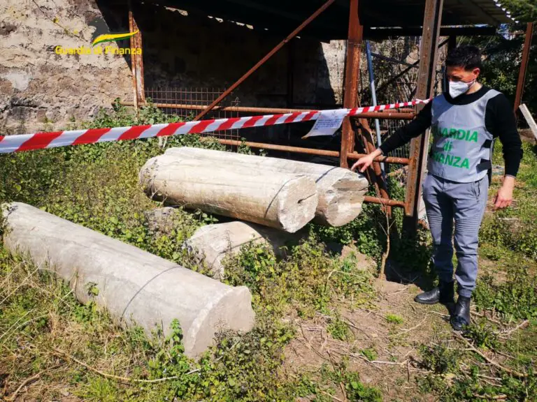 Reperti archeologici nascosti nell’officina: c’è pure lavoratore col Reddito. FOTO E VIDEO