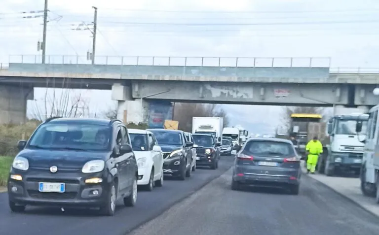 Si schianta contro guard rail sulla Statale: madre e figlia di 4 anni in ospedale