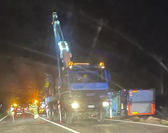 FOTO. Tir ribaltato ancora in strada dopo 12 ore: le condizioni del camionista