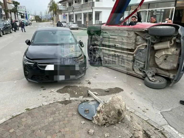 Schianto alla solita rotatoria, auto decolla e si ribalta. FOTO