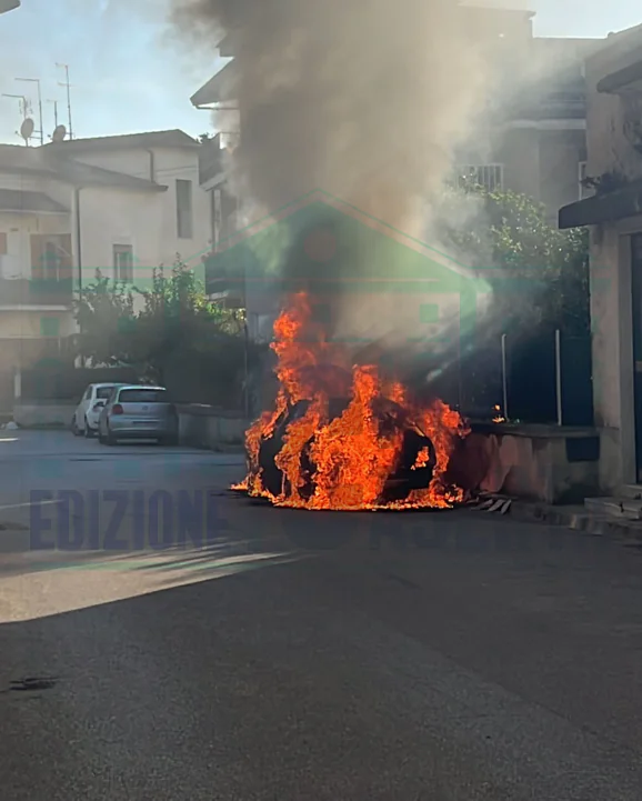 Paura in strada: auto prende fuoco all’improvviso con famiglia dentro