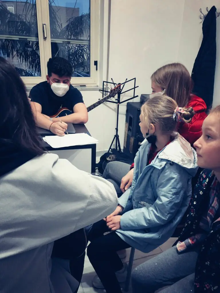 Bambini ucraini accolti dal maestro Dogali nel centro musicale Start Music Academy