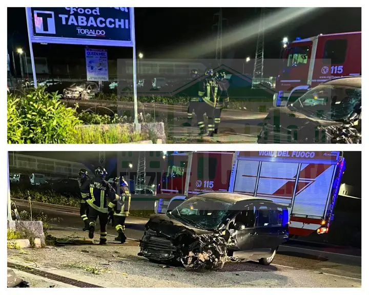 Schianto terribile e auto ribaltate sulla Statale: feriti estratti dai pompieri. Uno grave