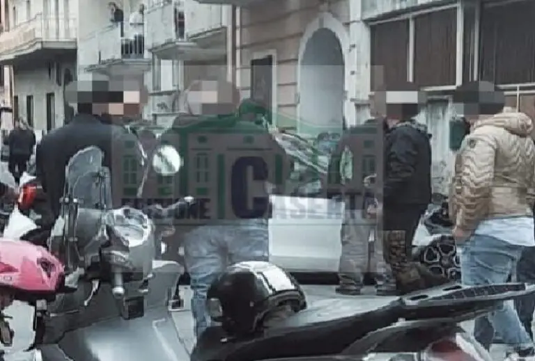Schianto in moto davanti al Comune, grave coppia di giovanissimi. FOTO