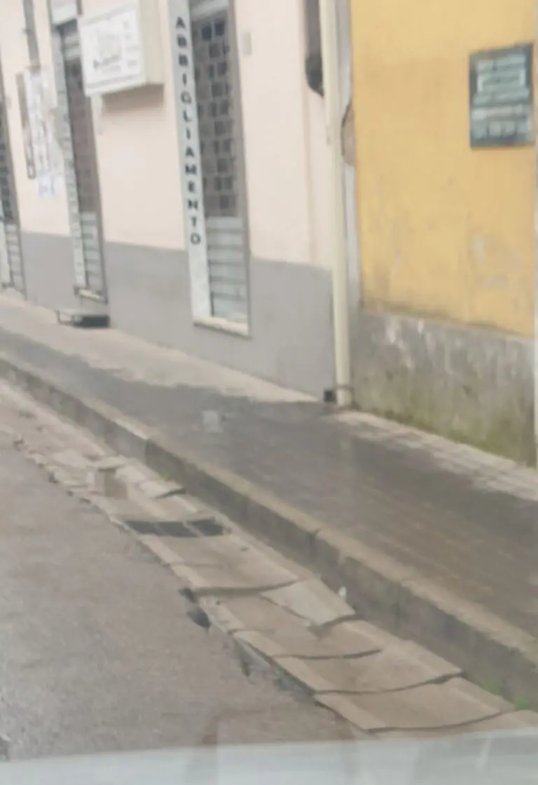 La strada principale è un colabrodo, chiesti interventi urgenti