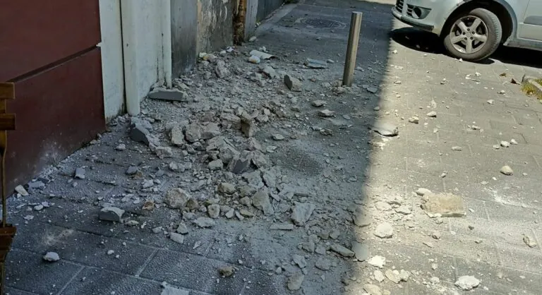 Intervengono i vigili per caduta di calcinacci