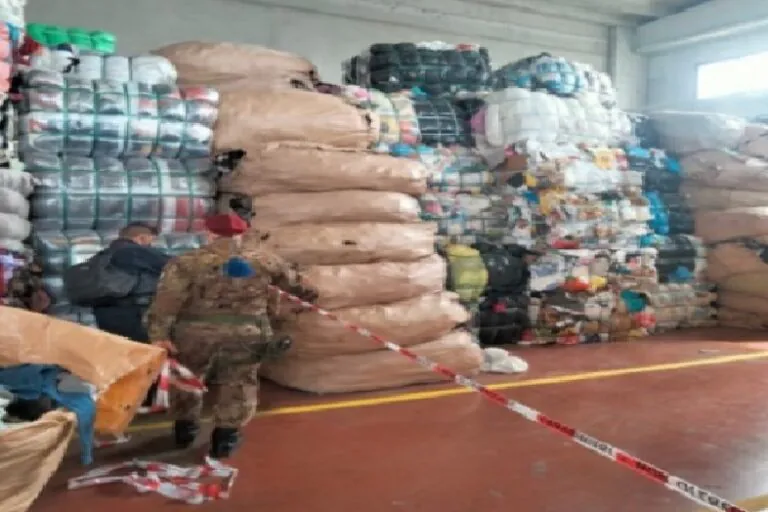 Militari sequestrano 2 negozi: 16 identificati nel blitz