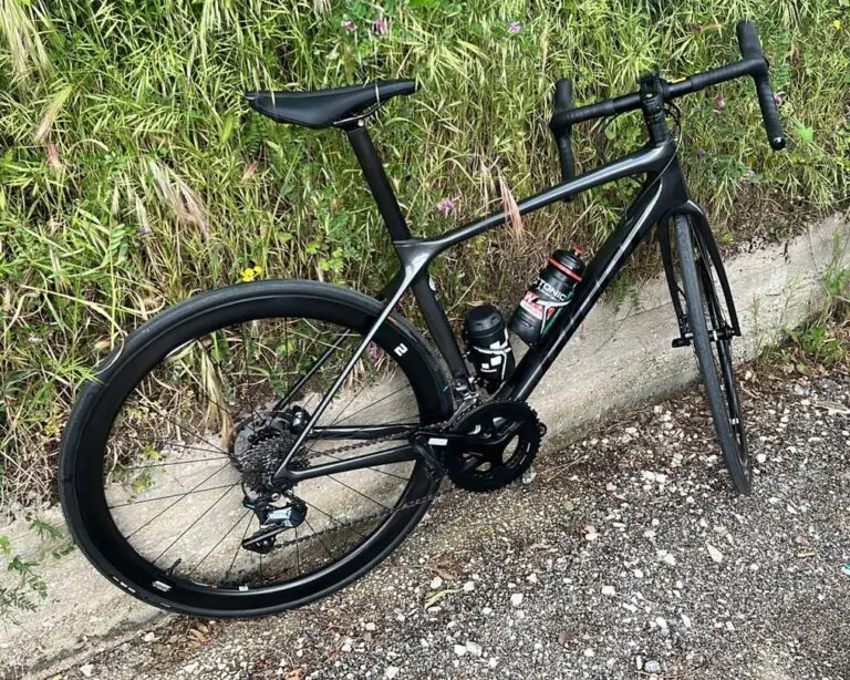 Choc in gara, ciclista precipita giù da quasi 20 metri