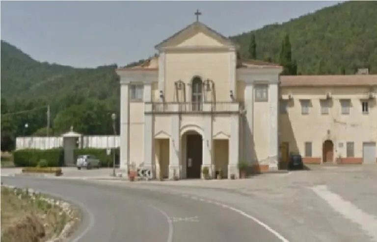 Scappa dopo choc, carabinieri la trovano al cimitero