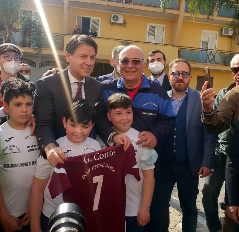 Conte nei luoghi di don Diana: l’impegno per le vittime di camorra e l’accoglienza dei bimbi