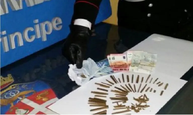 Droga in casa, coppia si spacca: paga lui
