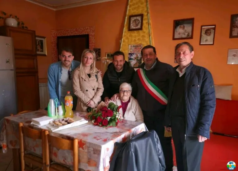 Nonna Rosa spegne 102 candeline: gli auguri del sindaco e dell’amministrazione comunale