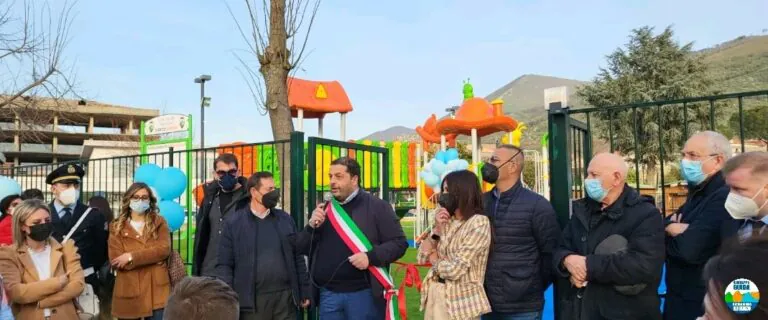 Nuova area ludica nel parco cittadino con dedica speciale