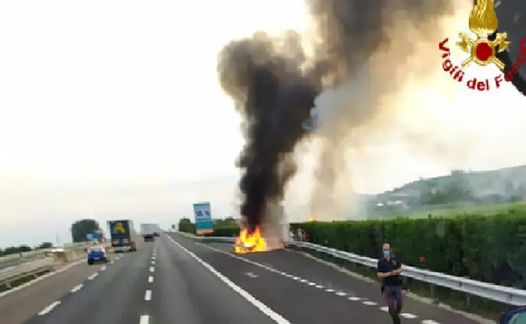 Esodo choc, due giovani intrappolati nell’auto in fiamme